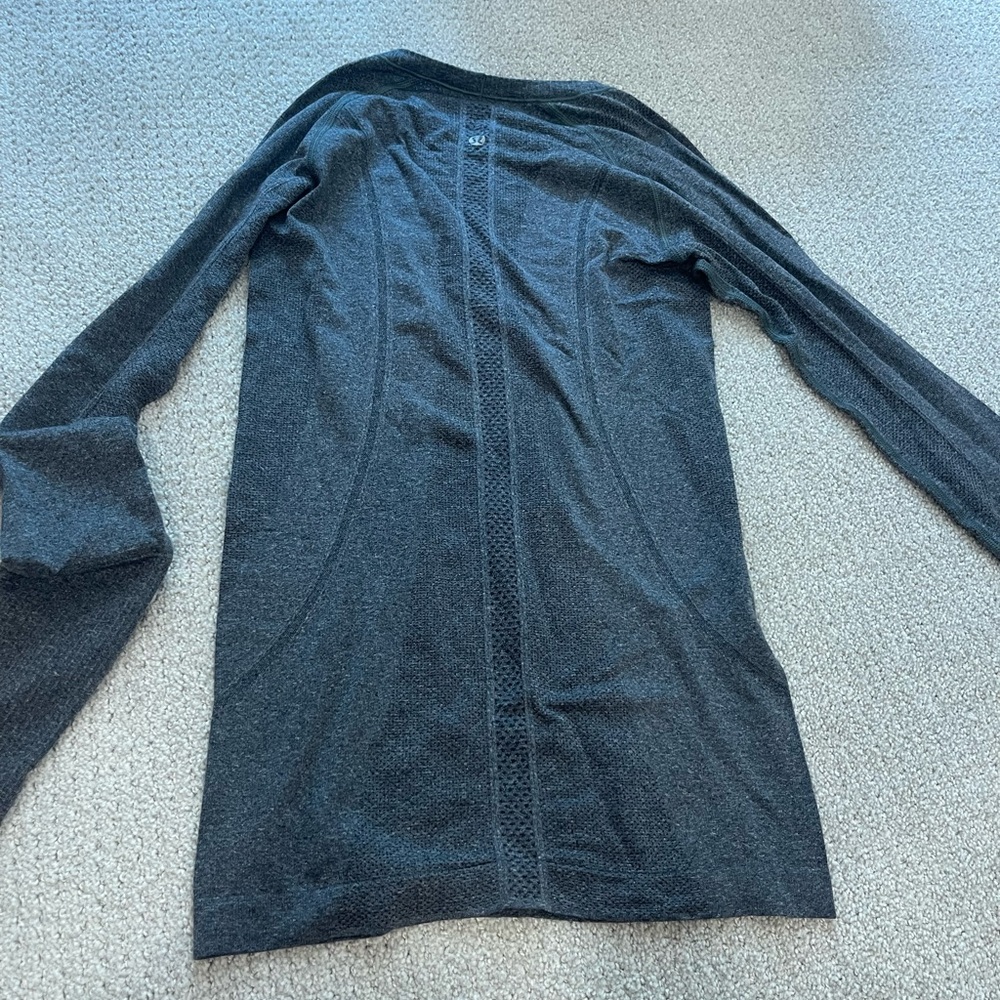 Blue size 4 lululemon shirt in perfect condition!!!!